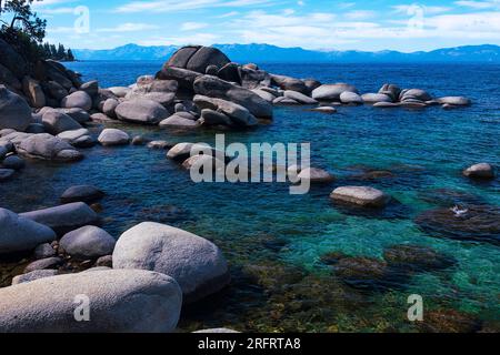 La bellezza incontaminata del lago Tahoe in una chiara giornata estiva Foto Stock