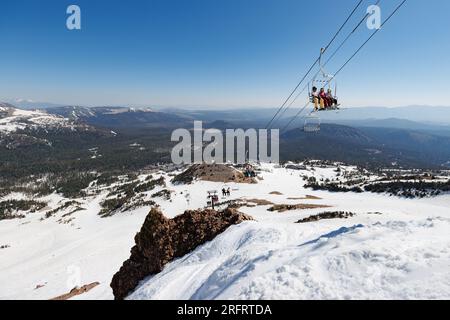 Mammoth Lakes, CA. 4 luglio 2023. Chi ama gli sport sulla neve presso la stazione sciistica di Mammoth Mountain in una chiara giornata estiva. Foto Stock