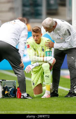 Moenchengladbach, Deutschland, Germany Testspiel International und 1.Bundesliga, Borussia Moenchengladbach : HSC Montpellier 2-2 05. 08. 2023 im Borussia Park in Moenchengladbach Torwart Jonas OMLIN (MG) re.- Hat sich an der Schulter verletzt und wird von Mannschaftsarzt Dr. Stefan HERTL (MG) re.- betreut foto: Norbert Schmidt, Duesseldorf Foto Stock