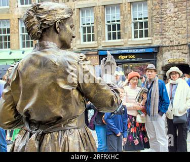 Edimburgo, Scozia, Regno Unito. 5 agosto 2023. La statua vivente marie curie Edinburgh Fringe Performers era in vigore sul Royal Mile pubblicizzando i loro spettacoli con i volantini davanti alla pioggia. Credit Gerard Ferry/Alamy Live News Foto Stock