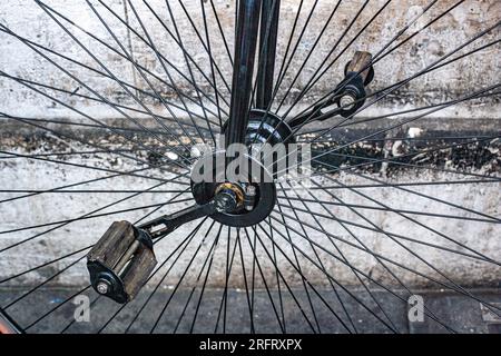 Primo piano della ruota e dei pedali di Penny Farthing Foto Stock