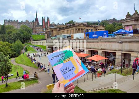 Edimburgo, Scozia, Regno Unito. 5 agosto 2023. Guida marginale al festival d'arte di edimburgo gli artisti marginali di Edimburgo erano in vigore sul Royal Mile pubblicizzando i loro spettacoli con i volantini davanti alla pioggia. Credit Gerard Ferry/Alamy Live News Foto Stock