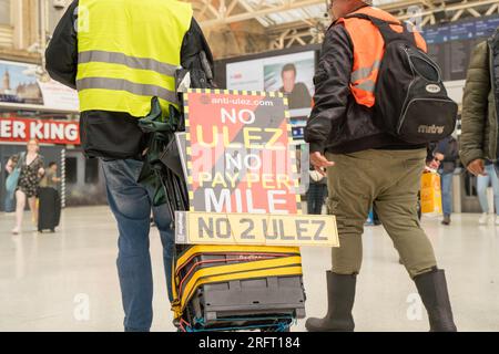 Londra, Regno Unito. 5 agosto 2023. I manifestanti anti anti-ULEZ si riuniscono in forte pioggia nel centro di Londra Trafalgar Square contro l'espansione della ULEZ (Ultra Low Emission zone) del sindaco di Londra verso l'esterno di Londra . Credito: Glosszoom/Alamy Live News Foto Stock