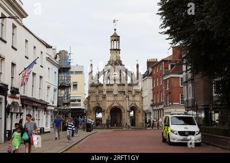 Situato nel cuore di Chichester, si trova la Chichester Cross, classificata di grado i. Foto Stock