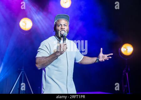 Edinburgh Pleasance, Regno Unito. 5 agosto 2023 nella foto: Darren Harriott, candidato doppio all'Edinburgh Award, conduttore di Live at the Apollo, capitano del team su Guessable, regolare della serie su Love Island After Sun e co-conduttore del podcast The Shame Is Delicious. Il Pleasance Opening Gala celebra il suo 38° anno con i momenti salienti di alcuni degli spettacoli del programma Edinburgh Fringe 2023. Crediti: Rich Dyson/Alamy Live News Foto Stock