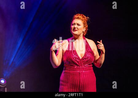 Edinburgh Pleasance, Regno Unito. 5 agosto 2023 nella foto: Flat & the Curves, i finalisti del Chortle Award 2023 portano il loro scintillante cabaret comico di divertimento al pubblico Pleasance. Il Pleasance Opening Gala celebra il suo 38° anno con i momenti salienti di alcuni degli spettacoli del programma Edinburgh Fringe 2023. Crediti: Rich Dyson/Alamy Live News Foto Stock