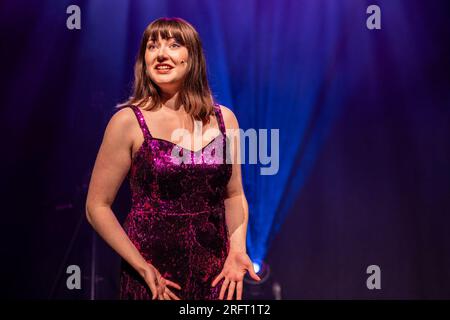 Edinburgh Pleasance, Regno Unito. 5 agosto 2023 nella foto: Flat & the Curves, i finalisti del Chortle Award 2023 portano il loro scintillante cabaret comico di divertimento al pubblico Pleasance. Il Pleasance Opening Gala celebra il suo 38° anno con i momenti salienti di alcuni degli spettacoli del programma Edinburgh Fringe 2023. Crediti: Rich Dyson/Alamy Live News Foto Stock