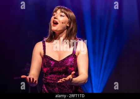 Edinburgh Pleasance, Regno Unito. 5 agosto 2023 nella foto: Flat & the Curves, i finalisti del Chortle Award 2023 portano il loro scintillante cabaret comico di divertimento al pubblico Pleasance. Il Pleasance Opening Gala celebra il suo 38° anno con i momenti salienti di alcuni degli spettacoli del programma Edinburgh Fringe 2023. Crediti: Rich Dyson/Alamy Live News Foto Stock