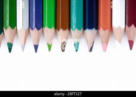 Le matite colorate sono strumenti didattici e di gioco indispensabili per bambini e studenti, così come la scrittura, il disegno e i materiali didattici utilizzati da Foto Stock