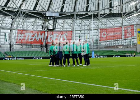 Dublino, Irlanda. 5 agosto 2023. 5 agosto 2023; Aviva Stadium, Dublino, Irlanda: Summer International Rugby, Irlanda contro Italia; la squadra irlandese ispeziona il campo prima del calcio d'inizio credito: Action Plus Sports Images/Alamy Live News Foto Stock