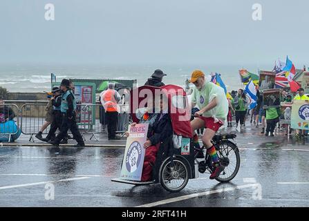 Brighton Pride 2023 in un tempo piuttosto brutto! Foto Stock