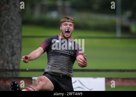 Peebles, Regno Unito. 5 agosto 2023. Peebles Sevens Cammy Thomson festeggia dopo aver segnato la meta vincente delle sue squadre, Kelso sconfigge Hawick 21-17 in un'emozionante esibizione di Borders rugby. Kings of the Sevens Series sabato 3 agosto 2023. Credito: Rob Gray/Alamy Live News Foto Stock