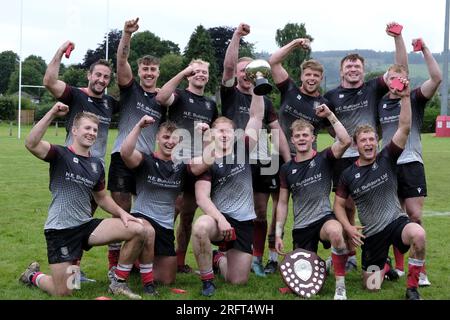 Peebles, Regno Unito. 5 agosto 2023. La Peebles Sevens Winning Squad celebra la vittoria quando Kelso sconfigge Hawick 21-17 in un'emozionante esibizione di Borders rugby. Kings of the Sevens Series sabato 3 agosto 2023. Credito: Rob Gray/Alamy Live News Foto Stock