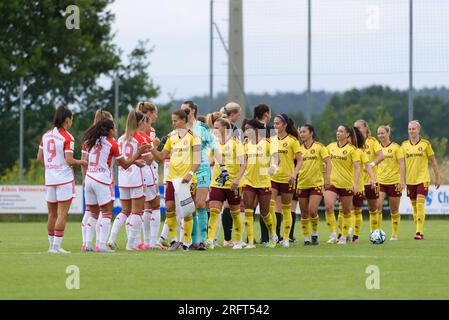 Ratisbona, Germania. 5 agosto 2023. Ratisbona, Germania, 5 agosto 2023: Stringi la mano tra i giocatori prima dell'amichevole internazionale tra il Bayern Monaco e lo Sparta Praga allo Sportpark am Brandlberg di Ratisbona. (Sven Beyrich/SPP) credito: SPP Sport Press Photo. /Alamy Live News Foto Stock