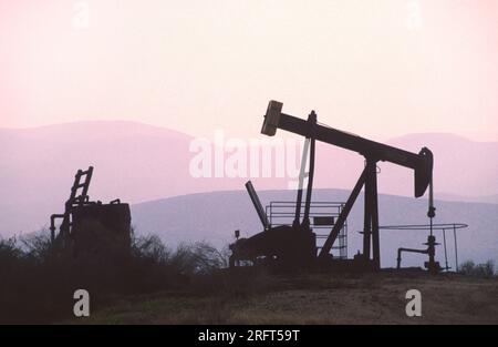 Il cambiamento dei prezzi del petrolio causato dalla guerra. Concetto di limite del prezzo del petrolio. Derrick per la trivellazione petrolifera nei giacimenti petroliferi del deserto. Produzione di petrolio greggio dal suolo. PET Foto Stock