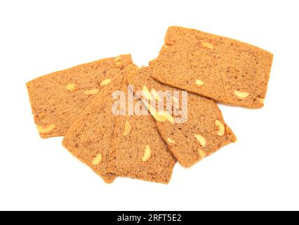 Biscotti belgi sottili alle mandorle isolati su sfondo bianco Foto Stock