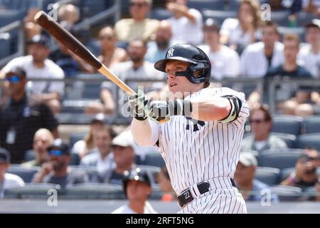 Bronx, Stati Uniti. 5 agosto 2023. I New York Yankees Harrison Bader battono un doppio nel secondo inning contro gli Houston Astros allo Yankee Stadium sabato 5 agosto 2023 a New York City. Foto di John Angelillo/UPI Credit: UPI/Alamy Live News Foto Stock