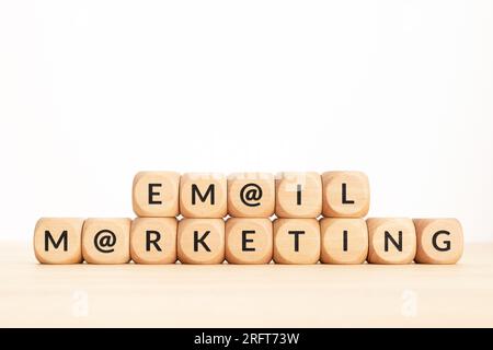 Frase di marketing tramite e-mail su blocchi di legno. Copia spazio Foto Stock