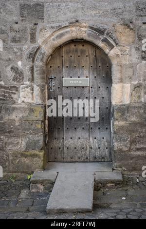 La vecchia porta nella parete Foto Stock