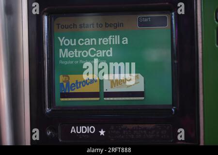 NY, USA. 5 agosto 2023. Forest Hills, Queens, New York, USA, 05 agosto 2023 - MTA vende carte commemorative Metro con il rapper LL Cool J. per celebrare i 50 anni di hip hop oggi alla Forest Hills, stazione della metropolitana nel Queens, New York. Foto: Luiz Rampelotto/EuropaNewswire (immagine di credito: © Luiz Rampelotto/ZUMA Press Wire) SOLO USO EDITORIALE! Non per USO commerciale! Foto Stock