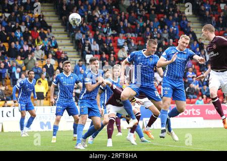 Edimburgo, Regno Unito. 5 agosto 2023. McDiairmid Park. Perth. Scozia. St Johnstone contro Hearts. 5 agosto 2023. Durante il Cinch Premiership match tra St Johnstone e Hearts, Kyle Rowles degli Hearts tenta di raggiungere il goal (Photo Credit: David Mollison/Alamy Live News) Foto Stock