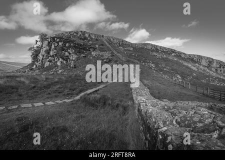 Paesaggio nel nord dell'Inghilterra con parte del muro di Hadirans. Foto Stock