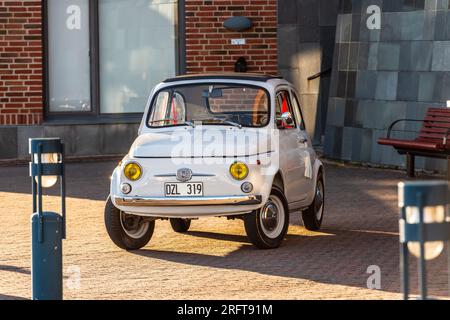 Gothenburg, Svezia - 17 ottobre 2021: Una Fiat 500 bianca del 1972 parcheggiata su una strada. Foto Stock