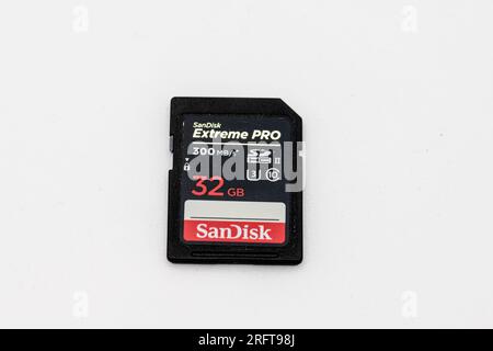 Gothenburg, Svezia - 06 dicembre 2022: Parte anteriore di una 300 scheda di memoria Sandisk Extreme PRO SDHC UHS-II da 32 GB/s. Foto Stock