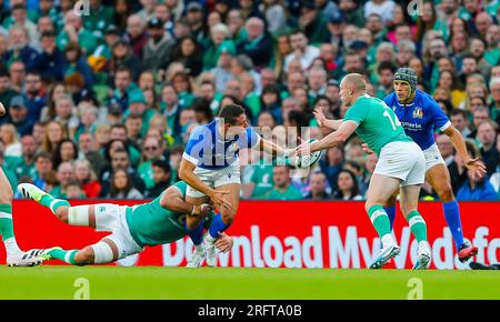 Dublino, Irlanda. 5 agosto 2023. 5 agosto 2023; Aviva Stadium, Dublino, Irlanda: Summer International Rugby, Irlanda contro Italia; l'italiano Paolo Garbisi scarta la palla mentre viene affrontato credito: Action Plus Sports Images/Alamy Live News Foto Stock