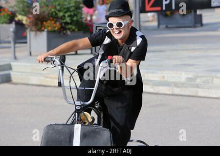 Otto il Bassotto, artiste de rue, avec une déambulation déjantée à travers le centre-ville. Alpi Hours. Saint-Gervais-les-Bains. Haute-Savoie. Auvergn Foto Stock