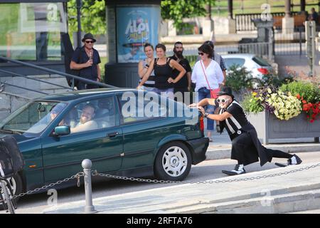 Otto il Bassotto, artiste de rue, avec une déambulation déjantée à travers le centre-ville. Alpi Hours. Saint-Gervais-les-Bains. Haute-Savoie. Auvergn Foto Stock