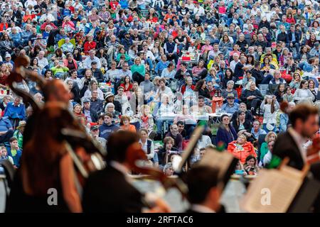 Norimberga, Germania. 5 agosto 2023. Numerosi spettatori assistono al concerto serale dell'Orchestra Sinfonica di Norimberga al Norimberga Classic Open Air nel Luitpold Grove. Il concerto, diretto dal nuovo direttore principale della Sinfonia, Darlington, è a tema "Our New Darling". Credito: Daniel Karmann/dpa/Alamy Live News Foto Stock