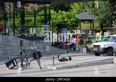 Otto il Bassotto, artiste de rue, avec une déambulation déjantée à travers le centre-ville. Alpi Hours. Saint-Gervais-les-Bains. Haute-Savoie. Auvergn Foto Stock