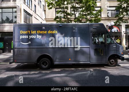 Seattle, Stati Uniti. 31 luglio 2023. Camion di consegna Amazon a Westlake. Foto Stock