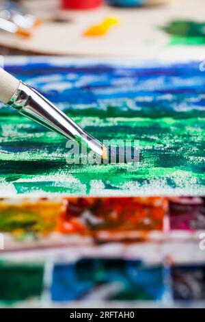 pennelli artistici e vernici per dipingere quadri, olio e altre vernici con pennelli per la creatività, il processo creativo di disegno mescolando diversi co Foto Stock