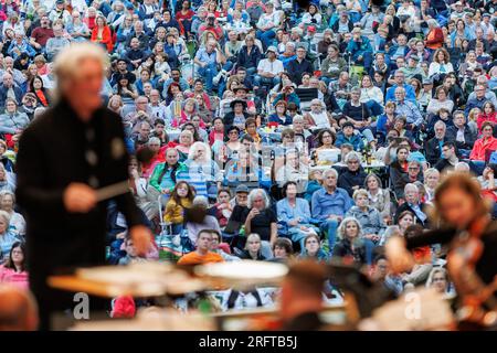 Norimberga, Germania. 5 agosto 2023. Numerosi spettatori assistono al concerto serale dell'Orchestra Sinfonica di Norimberga al Norimberga Classic Open Air nel Luitpold Grove. Il concerto, diretto dal nuovo direttore principale della Sinfonia, Darlington, è a tema "Our New Darling". Credito: Daniel Karmann/dpa/Alamy Live News Foto Stock