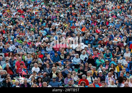 Norimberga, Germania. 5 agosto 2023. Numerosi spettatori assistono al concerto serale dell'Orchestra Sinfonica di Norimberga al Norimberga Classic Open Air nel Luitpold Grove. Il concerto, diretto dal nuovo direttore principale della Sinfonia, Darlington, è a tema "Our New Darling". Credito: Daniel Karmann/dpa/Alamy Live News Foto Stock