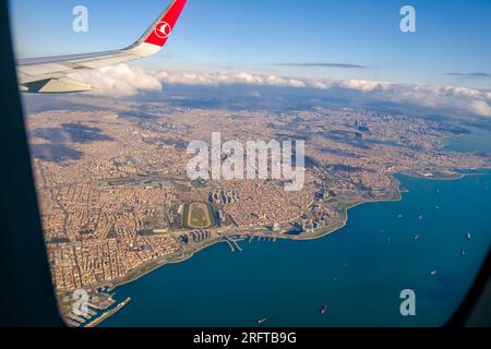 Guardando attraverso gli aerei vetrina le compagnie aeree turche durante il volo sopra Istanbul con il tempo soleggiato Foto Stock