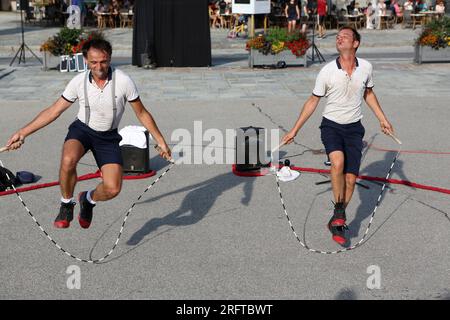 Mant’Now : duo de corde à sauter burlesque. Esplanade du Mont-Blanc. Alpi Hours. Saint-Gervais-les-Bains. Haute-Savoie. Auvergne-Rhône-Alpes. Francia. Foto Stock