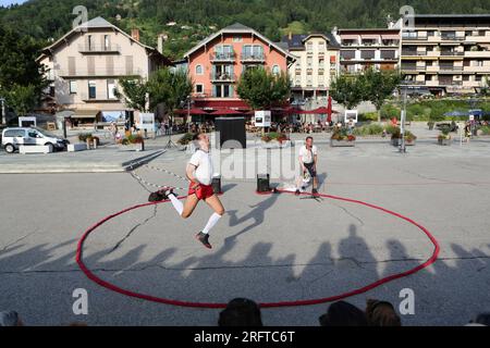 Mant’Now : duo de corde à sauter burlesque. Esplanade du Mont-Blanc. Alpi Hours. Saint-Gervais-les-Bains. Haute-Savoie. Auvergne-Rhône-Alpes. Francia. Foto Stock