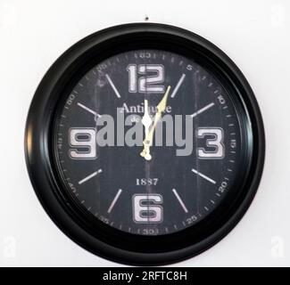 Orologio da parete vintage bianco e nero Foto Stock