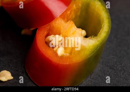 Pepe rosso caldo sulla tavola, pepe rosso per dare un sapore caldo al cibo Foto Stock