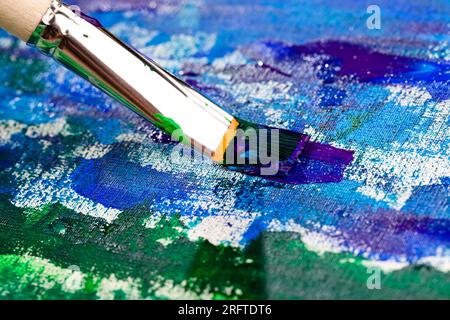olio e altre vernici con pennelli per la creatività, il processo creativo di disegno mescolando diversi colori di vernici con pennelli artistici, pennelli artistici a. Foto Stock