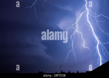 Potenti fulmini che colpiscono i tetti della città in Croazia durante la tempesta Foto Stock