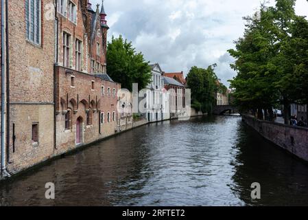 Vista dei canali di Bruges nel centro della città circondata da edifici medievali. 5 agosto 2023 belgio Foto Stock