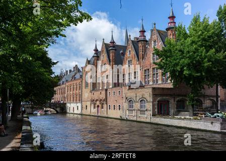 Vista dei canali di Bruges nel centro della città circondata da edifici medievali. 5 agosto 2023 belgio Foto Stock