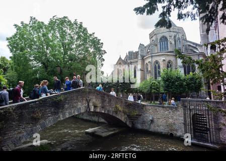 Vista dei canali di Bruges nel centro della città circondata da edifici medievali. 5 agosto 2023 belgio Foto Stock