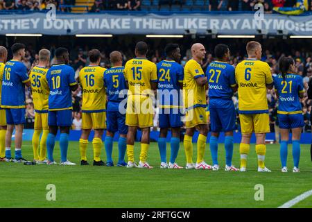 Londra, Regno Unito. 5 agosto 2023. Le squadre si avvicinano alla partita di calcio di beneficenza di Game4Ukraine a Stamford Bridge, sede del Chelsea FC, tra il Team Shevchenko (blu) dell’ex attaccante del Chelsea Andriy Shevchenko e il Team Zinchenko (giallo) dell’attuale difensore dell’Arsenal Oleksandr Zinchenko. I fondi raccolti sosterranno l’iniziativa United24 del presidente ucraino Volodymyr Zelensky per ricostruire le scuole in tutta l’Ucraina danneggiate dall’invasione russa. Crediti: Stephen Chung / Alamy Live News Foto Stock