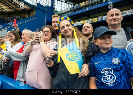 Londra, Regno Unito. 5 agosto 2023. Spettatori ucraini durante la partita di calcio di beneficenza di Game4Ukraine a Stamford Bridge, sede del Chelsea FC, tra la squadra Shevchenko (blu) dell'ex attaccante del Chelsea Andriy Shevchenko e la squadra Zinchenko (gialla) dell'attuale difensore dell'Arsenal Oleksandr Zinchenko. I fondi raccolti sosterranno l’iniziativa United24 del presidente ucraino Volodymyr Zelensky per ricostruire le scuole in tutta l’Ucraina danneggiate dall’invasione russa. Crediti: Stephen Chung / Alamy Live News Foto Stock