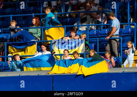 Londra, Regno Unito. 5 agosto 2023. Spettatori ucraini durante la partita di calcio di beneficenza di Game4Ukraine a Stamford Bridge, sede del Chelsea FC, tra la squadra Shevchenko (blu) dell'ex attaccante del Chelsea Andriy Shevchenko e la squadra Zinchenko (gialla) dell'attuale difensore dell'Arsenal Oleksandr Zinchenko. I fondi raccolti sosterranno l’iniziativa United24 del presidente ucraino Volodymyr Zelensky per ricostruire le scuole in tutta l’Ucraina danneggiate dall’invasione russa. Crediti: Stephen Chung / Alamy Live News Foto Stock